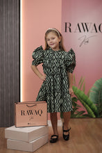 تحميل الصورة إلى عارض المعرض، فستان منقوش بتفاصيل على الأكمام