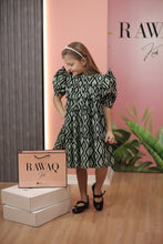 تحميل الصورة إلى عارض المعرض، فستان منقوش بتفاصيل على الأكمام