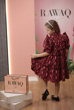 تحميل الصورة إلى عارض المعرض، فستان منقوش بتفاصيل على الأكمام