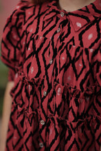 تحميل الصورة إلى عارض المعرض، فستان منقوش بتفاصيل على الأكمام