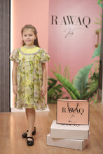 تحميل الصورة إلى عارض المعرض، فستان مزهر بياقة مرصعة بالكريستال