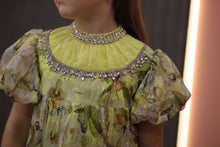 تحميل الصورة إلى عارض المعرض، فستان مزهر بياقة مرصعة بالكريستال