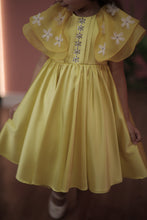 تحميل الصورة إلى عارض المعرض، فستان مزين بالزهور والكريستال