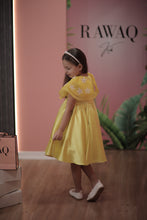 تحميل الصورة إلى عارض المعرض، فستان مزين بالزهور والكريستال