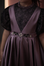 تحميل الصورة إلى عارض المعرض، فستان مزين بالدانتيل والكريستال