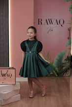 تحميل الصورة إلى عارض المعرض، فستان مزين بالدانتيل والكريستال