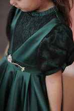 تحميل الصورة إلى عارض المعرض، فستان مزين بالدانتيل والكريستال