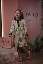 تحميل الصورة إلى عارض المعرض، فستان مزخرف بتفاصيل من الدانتيل