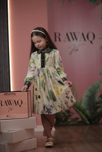 تحميل الصورة إلى عارض المعرض، فستان مزخرف بتفاصيل من الدانتيل