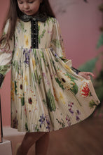 تحميل الصورة إلى عارض المعرض، فستان مزخرف بتفاصيل من الدانتيل