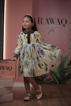 تحميل الصورة إلى عارض المعرض، فستان مزخرف بتفاصيل من الدانتيل