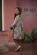 تحميل الصورة إلى عارض المعرض، فستان مزخرف بتفاصيل من الدانتيل