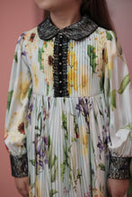 تحميل الصورة إلى عارض المعرض، فستان مزخرف بتفاصيل من الدانتيل