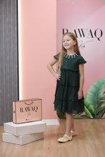 تحميل الصورة إلى عارض المعرض، فستان بتصميم ياقة أنيقة 
