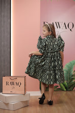 تحميل الصورة إلى عارض المعرض، فستان منقوش بتفاصيل على الأكمام
