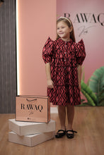 تحميل الصورة إلى عارض المعرض، فستان منقوش بتفاصيل على الأكمام
