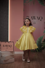 تحميل الصورة إلى عارض المعرض، فستان مزين بالزهور والكريستال
