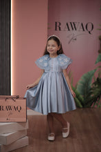 تحميل الصورة إلى عارض المعرض، فستان مزين بالزهور والكريستال
