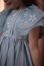 تحميل الصورة إلى عارض المعرض، فستان مزين بالزهور والكريستال
