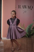 تحميل الصورة إلى عارض المعرض، فستان مزين بالدانتيل والكريستال 
