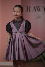 تحميل الصورة إلى عارض المعرض، فستان مزين بالدانتيل والكريستال 
