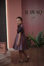 تحميل الصورة إلى عارض المعرض، فستان مزين بالدانتيل والكريستال 
