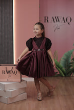 تحميل الصورة إلى عارض المعرض، فستان مزين بالدانتيل والكريستال 
