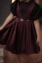 تحميل الصورة إلى عارض المعرض، فستان مزين بالدانتيل والكريستال 
