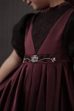 تحميل الصورة إلى عارض المعرض، فستان مزين بالدانتيل والكريستال 
