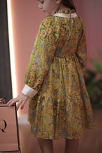 Load image into Gallery viewer, Cuff Detail Patterned Dress
