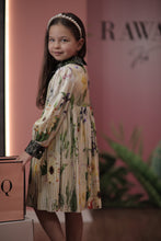 تحميل الصورة إلى عارض المعرض، فستان مزخرف بتفاصيل من الدانتيل
