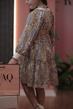 Load image into Gallery viewer, Cuff Detail Patterned Dress
